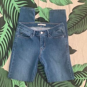 711 STRIAGHT LEG LEVI jeans!!